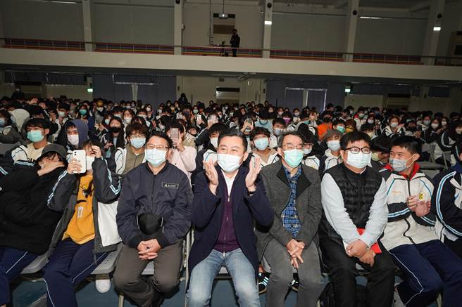 新竹市長林智堅（中）23日起啟動「新竹校園巡迴演講」，首站先返回母校新竹縣竹東高中，在竹東校園掀起旋風。（陳育賢攝）