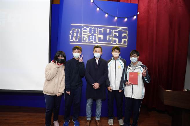 新竹市長林智堅（中）23日起啟動「新竹校園巡迴演講」，首站先返回母校新竹縣竹東高中，在竹東校園掀起旋風。（陳育賢攝）