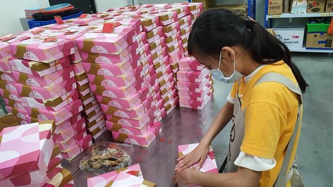 小婷努力工作，希望賺錢為家中購買一台暖氣機，讓阿嬤不再怕寒流侵襲。（林雅惠攝）