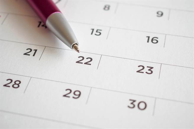 一名男網友分享昨天2月22日的日曆，其中一細節讓網友驚呼「準到怕」。（示意圖／Shutterstock）