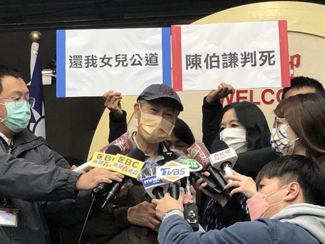 長期追蹤此案的台北市議員應曉薇，今帶著高女父親舉行記者會。（黃婉婷攝）