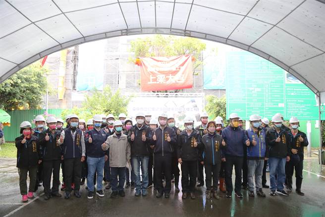 台中市北屯区仁爱之家23日举行上梁典礼，预计今年底完工、2023年启用，扩大服务量能。（张妍溱摄）