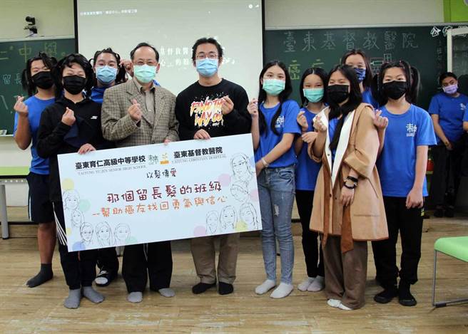 响应东基为癌友募髮，台东育仁中学9位师生曾集体捐髮，目前第1阶段目标已过半。（台东基督教医院提供）