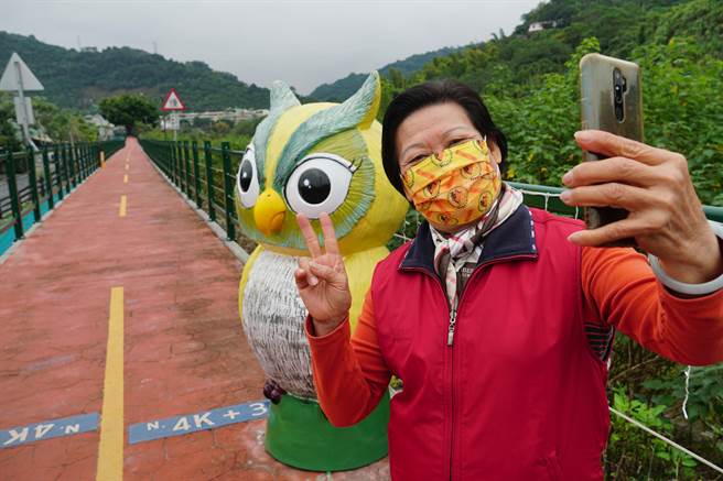 大里草湖溪自行车道健民里段，新增了数个色彩鲜艳的猫头鹰雕像，已成为健行民眾最新打卡景点。（黄国峰摄）