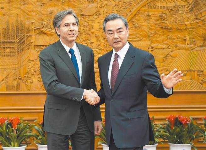 中國大陸外交部長王毅（右）與美國務卿布林肯通話，圖為2015年二人在北京會面。（新華社）