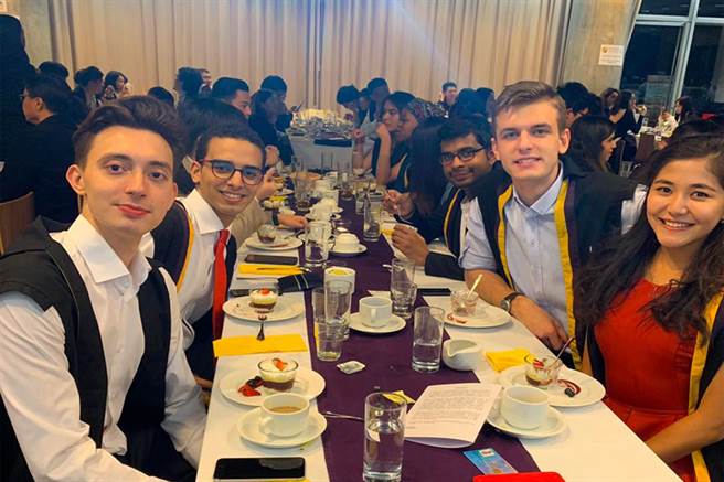 来自不同地方之同学参与书院共膳，彼此认识，促进文化交流。(香港中文大学提供)