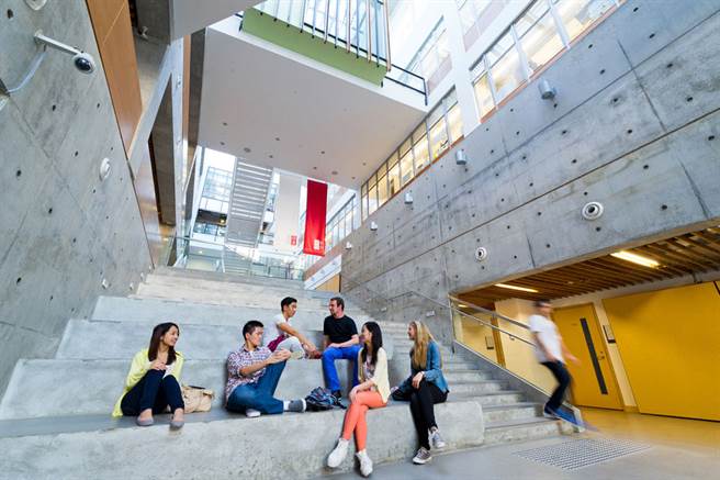 香港中文大学建筑学院 - 同学在宽广之环境交流及互动。(香港中文大学提供)