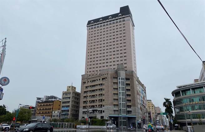 「广擎天」大楼原为青果合作社与广镇实业合作开发28楼住商混合大楼，其中地下1楼到10楼原规划做百货卖场，商场楼上则是套房。（冯惠宜摄）