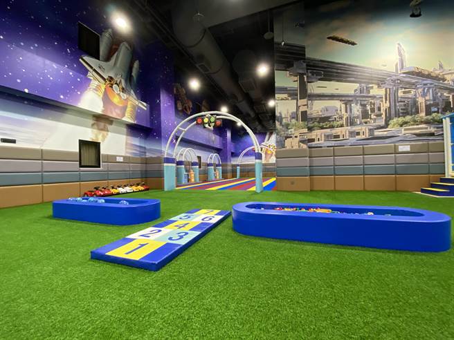 酒店9楼设置「星际乐园主题楼层」，有太空火箭探索乐园、宇宙漫步银河探索乐园、角色扮演区、彩虹竞赛车道，还有波浪型三滑道、银河黑洞绳网等多种体验设施。（冯惠宜摄）