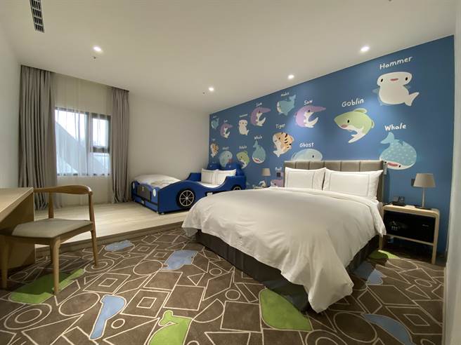 酒店8至10楼设置卡乐系列亲子主题房每间卡乐亲子房内都有主题跑车儿童床。（冯惠宜摄）