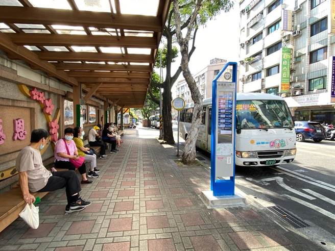 桃園市長鄭文燦23日宣布市區公車票價凍漲維持18元，並透過市府補助，幫駕駛每月加薪6000元，達到「撐住客運、找回駕駛員、提高公車使用率」3大目標。 （蔡依珍攝）