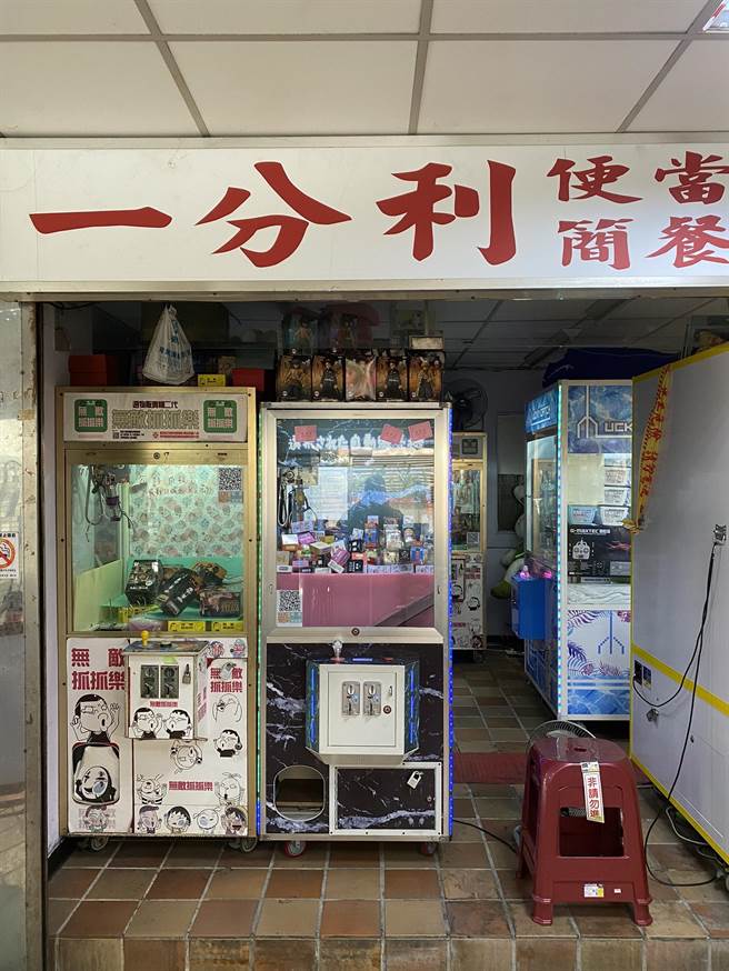 嘉义市议员凌子楚走访西市场，发现有摊商的营业招牌与实际营业项目不符。（凌子楚议员提供／廖素慧嘉市传真）