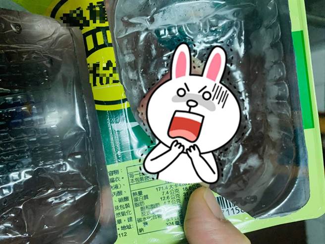 PO主煮小香肠时，不小心认错自己的手指，让网友全都笑翻了。(图/翻摄自爆废公社公开版)