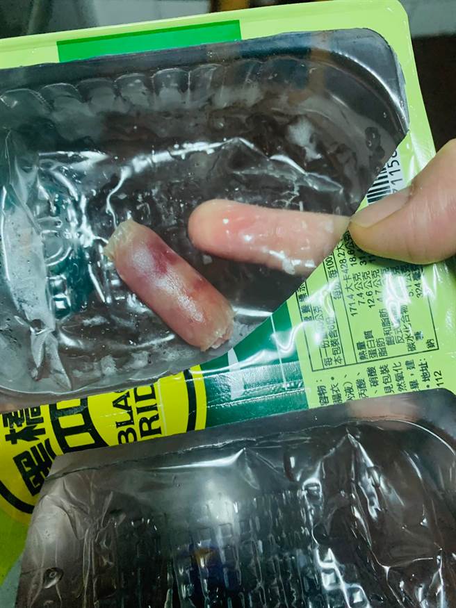 小香肠和手指都呈现粉肤色，不仔细看很容易误会。(图/翻摄自爆废公社公开版)