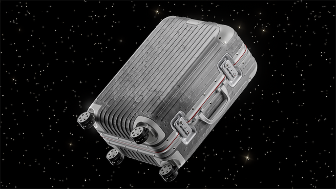 Rimowa模仿月球表面紋理，打造出Moon登機箱，全台限量10個，僅限Bellavita專賣店銷售，5萬3800元。（Rimowa提供）