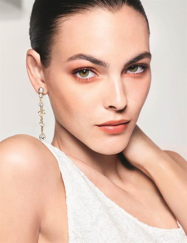 香奈儿珍珠光感限量彩妆形象图。（香奈儿提供）