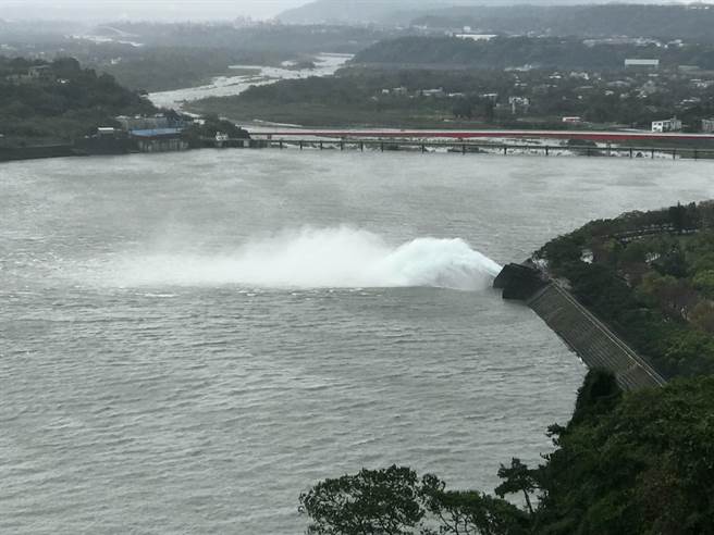 丰沛春雨石门水库调节放水。(北水局提供／吕筱蝉桃园传真)