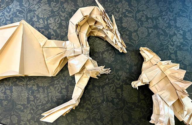 一名爸爸为儿子完成心愿，用折纸神还原电影《哥吉拉2：怪兽之王》的经典打斗场景。（图／翻摄自脸书社团爆废公社）