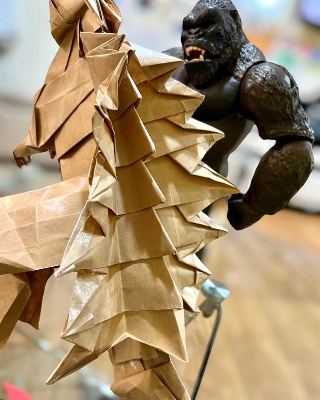 折纸哥吉拉细节曝光，背脊是用一张纸折出来的。（图／翻摄自脸书社团爆废公社）