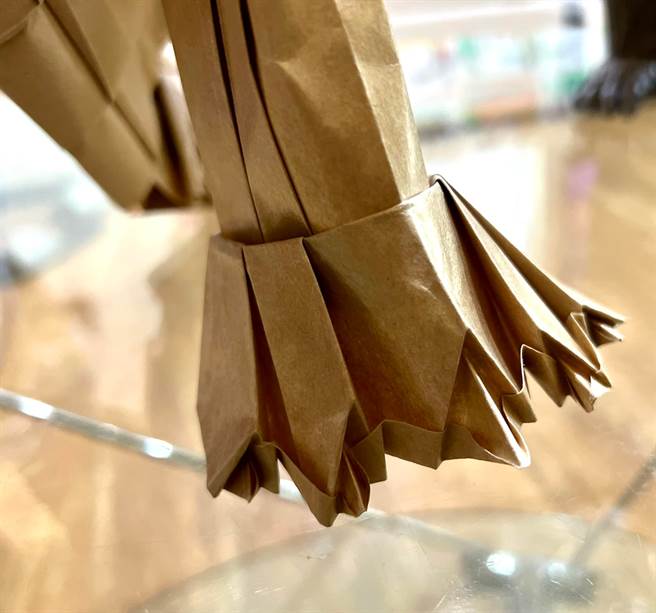 折纸哥吉拉细节曝光，指甲细节也不马虎。（图／翻摄自脸书社团爆废公社）