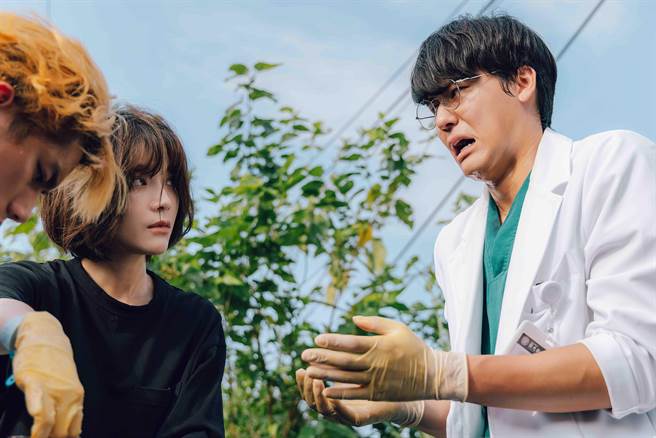 蔡淑臻（左二）在飾演的小劉醫師，在路邊做鑽顱手術，嚇壞風田（右）。（公視提供）