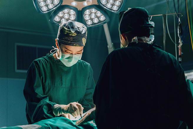 蔡淑臻（左二）在飾演的小劉醫師，被稱為開刀機器。（公視提供）