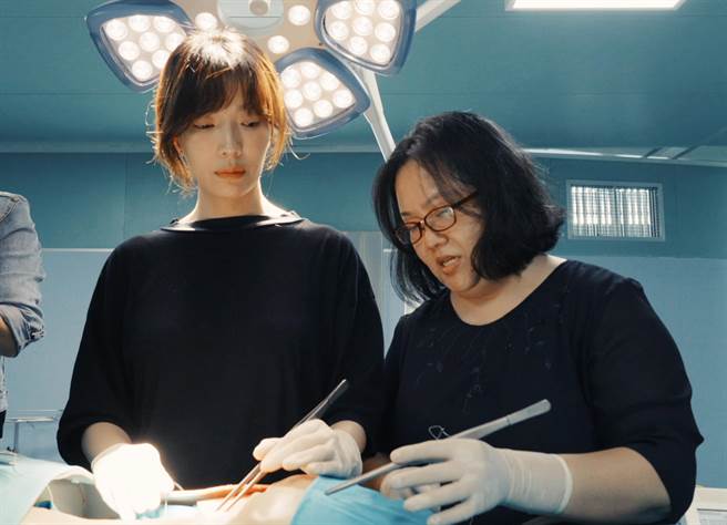 蔡淑臻親自向《村裡來了個暴走女外科》原著作者小劉醫師請益。（公視提供）