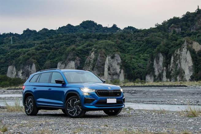 SKODA KODIAQ RS外观多处採取RS专属的黑色套件，20吋轮圈为SAGITARIUS AERO特殊仕样，售价185.9万元。（陈大任摄）
