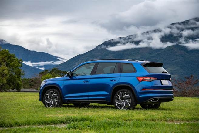 SKODA KODIAQ RS车侧为同色侧裙，车尾为双出排气尾管。（陈大任摄）
