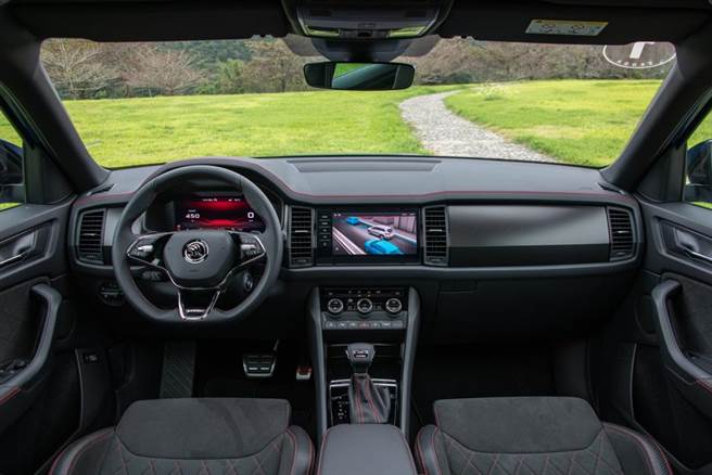 内装搭配红色缝线彰显运动气息。（陈大任摄）