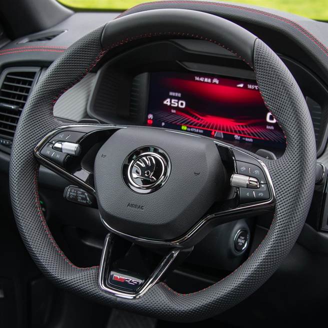 三幅跑车式飞梭滚轮多功能方向盘。（陈大任摄）