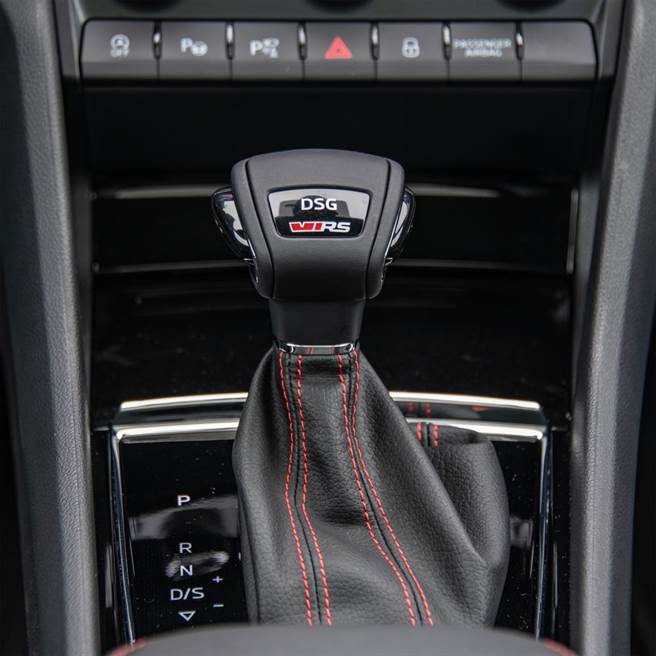 排檔头上方有专属RS字样。（陈大任摄）