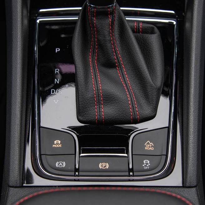 排檔座后方有多个控制按键。（陈大任摄）