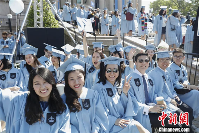 哥伦比亚大学毕业典礼上的中国留学生。（中新社）