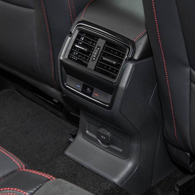 第二排座椅前方有恒温空调出风口。（陈大任摄）