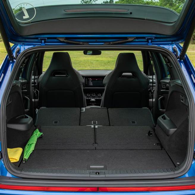 第二、三排座椅收折后的行李厢空间。（陈大任摄）