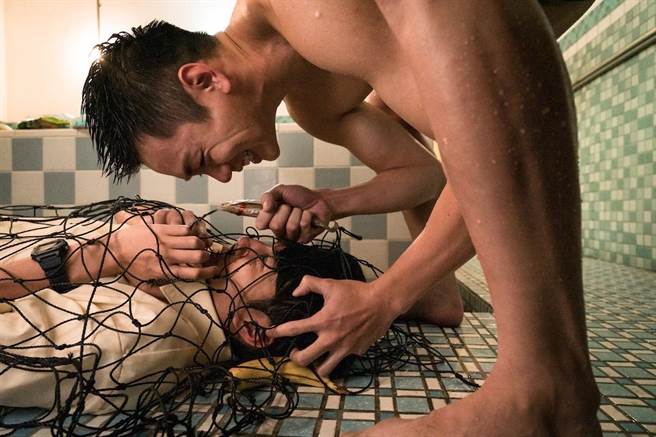 禾浩辰（右）戲裡霸佔蔡凡熙家的浴缸。（羚邦集團提供）