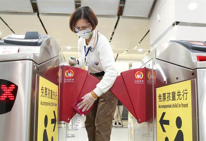 台灣高鐵公司落實防疫，首度公開如果在列車上接獲通報有旅客疑似確診狀況，列車服勤員穿戴防護衣演練課程，並強調清潔人員每小時針對售票機及閘門清潔消毒一次。（陳俊吉攝）