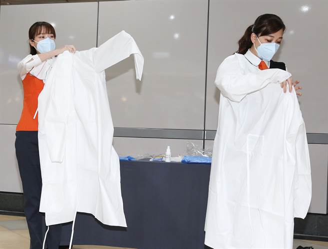 台灣高鐵公司落實防疫，首度公開列車組員演練課程，如果在列車上接獲通報有旅客疑似確診狀況，列車組員如何正確穿戴防護裝備。（陳俊吉攝）