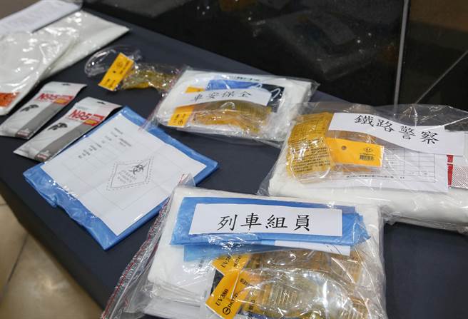 台灣高鐵公司落實防疫，首度公開如果在列車上接獲通報有旅客疑似確診狀況，現場展示列車上組員各項裝備，（N95口罩、防水隔離衣、手套、護目鏡等）。（陳俊吉攝）