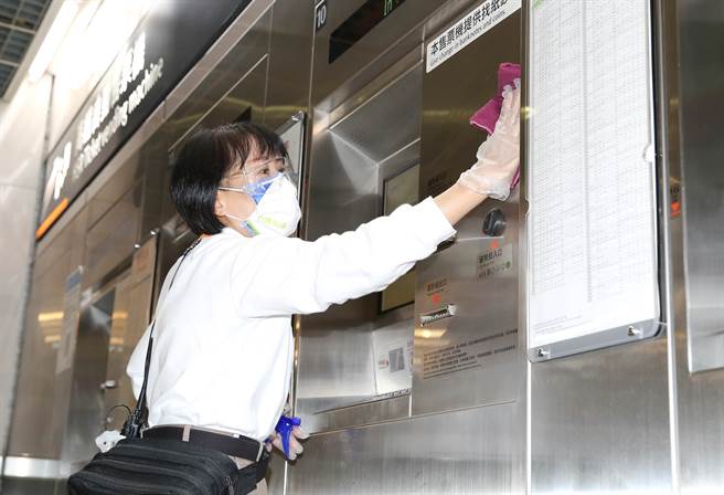 台灣高鐵公司落實防疫，首度公開如果在列車上接獲通報有旅客疑似確診狀況，列車服勤員穿戴防護衣演練課程，並強調清潔人員每小時針對售票機及閘門清潔消毒一次。（陳俊吉攝）