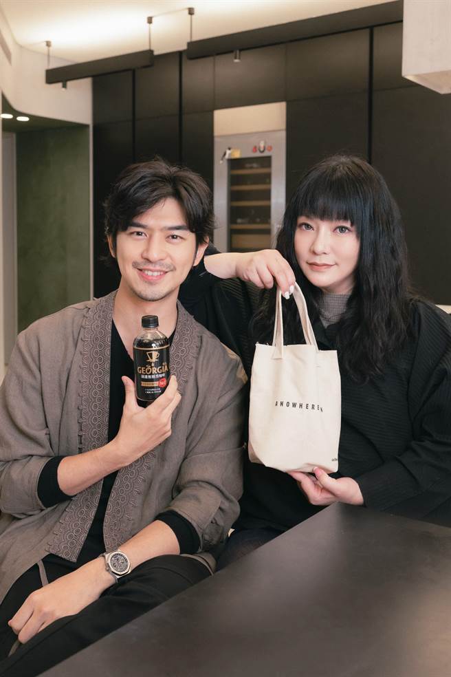 陈柏霖表示身为咖啡爱好者，习惯用咖啡开启专注的一天。（可口可乐提供）