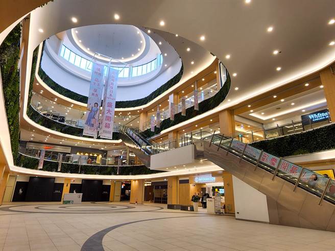 MITSUI OUTLET PARK台南馆内打造了高达约20米挑高的室内中央广场，更充分採用阳光、流水、绿树等意象元素，带来了开阔的空间感。（石欣蒨摄）