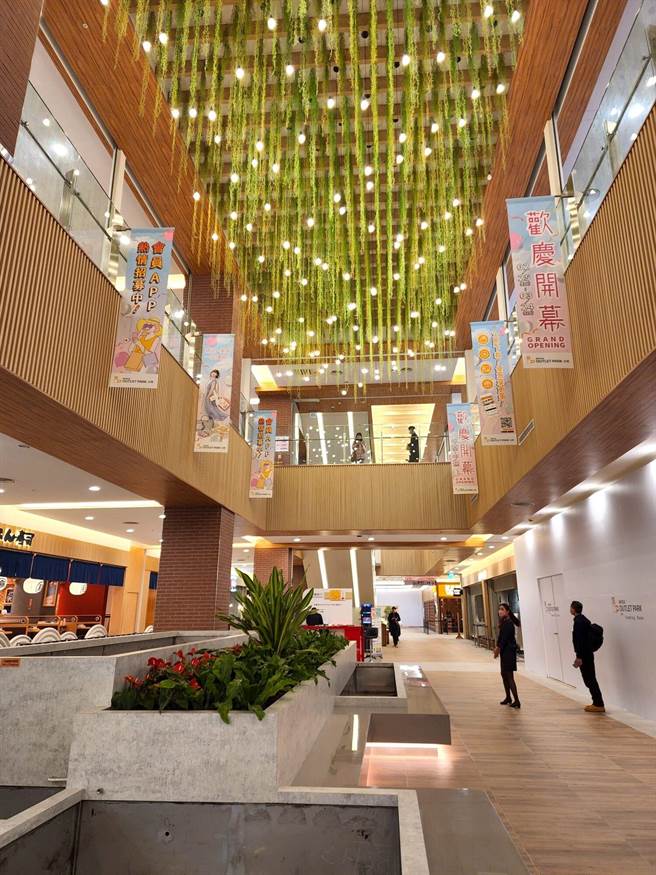 MITSUI OUTLET PARK台南室内区充分採用阳光、流水、绿树等意象元素。（MITSUI OUTLET PARK提供）