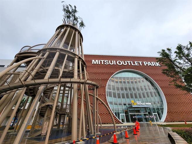 MITSUI OUTLET PARK台南馆外规划了一座超过20米高、被榕树拥抱的「南空之塔」，能够从上面溜滑梯而下。（石欣蒨摄）