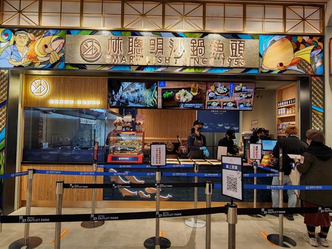 MITSUI OUTLET PARK台南的美食广场引进了嘉义名店「林聪明砂锅鱼头」，以新业态首次进驻商场。 （石欣蒨摄）