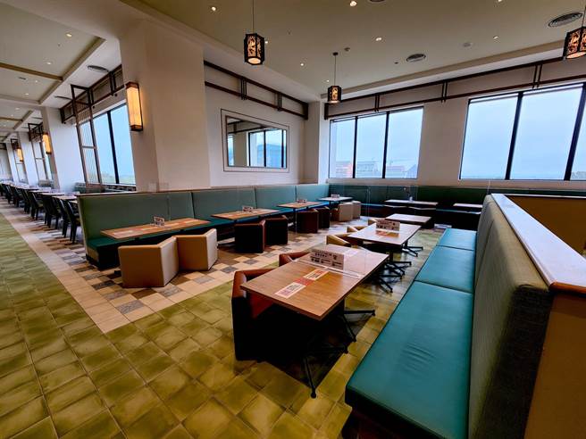 MITSUI OUTLET PARK台南的美食广场打造了较矮的座椅区及玩乐区，让亲子用餐更方便。（石欣蒨摄）