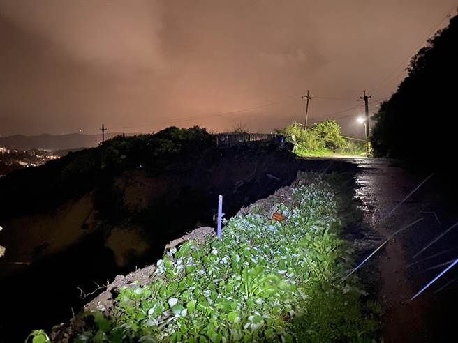 基隆市信义区杠子寮山区晚间惊传回收场遭土石流埋没。（翻摄照片／陈彩玲基隆传真）