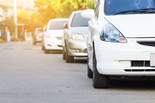 女子去黄昏市场临停在白线上5秒就被检举违规，网友怒批併排停车违规在先。（示意图/shutterstock）