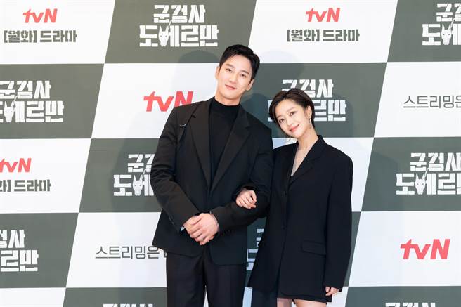 曹寶兒（右）表示與安普賢對戲時默契極佳。（friDay影音提供）